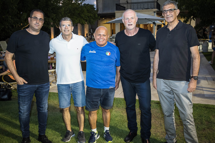 מימין לשמאל: יוסי שרעבי, גיורא ענבר, גדעון מולייב, יריב טפר, גולן סימנטוב.